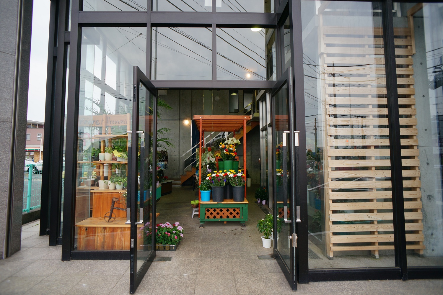 店入口：花の専門店 花しん