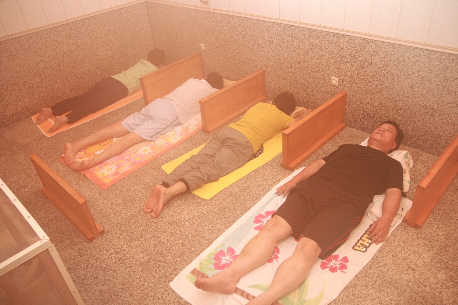 店内（天然ラジウム鉱石岩盤浴スペース）：キクチシング（有限会社菊池寝具店）