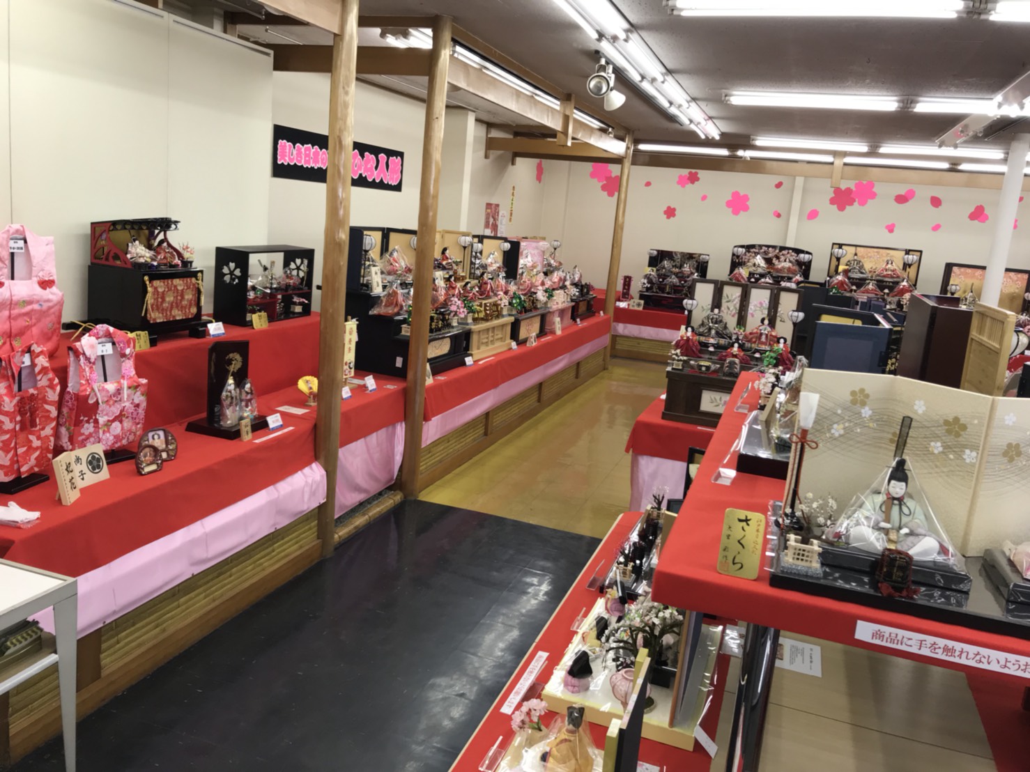店内2：人形の桜井（有限会社秀玉 桜井人形店）