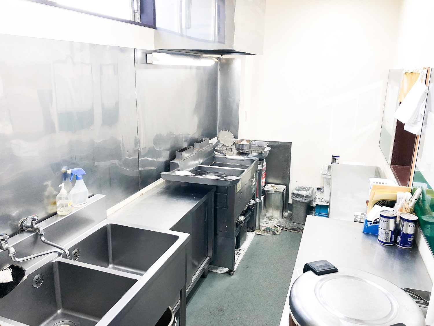 厨房（からあげ専門店とり家）：ブランチワールド からあげ専門店とり家（株式会社カワサキフードサービス）