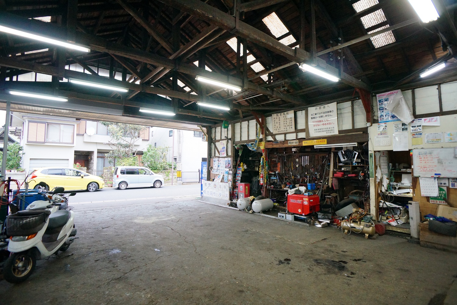 工場内2：鴨志田モータース
