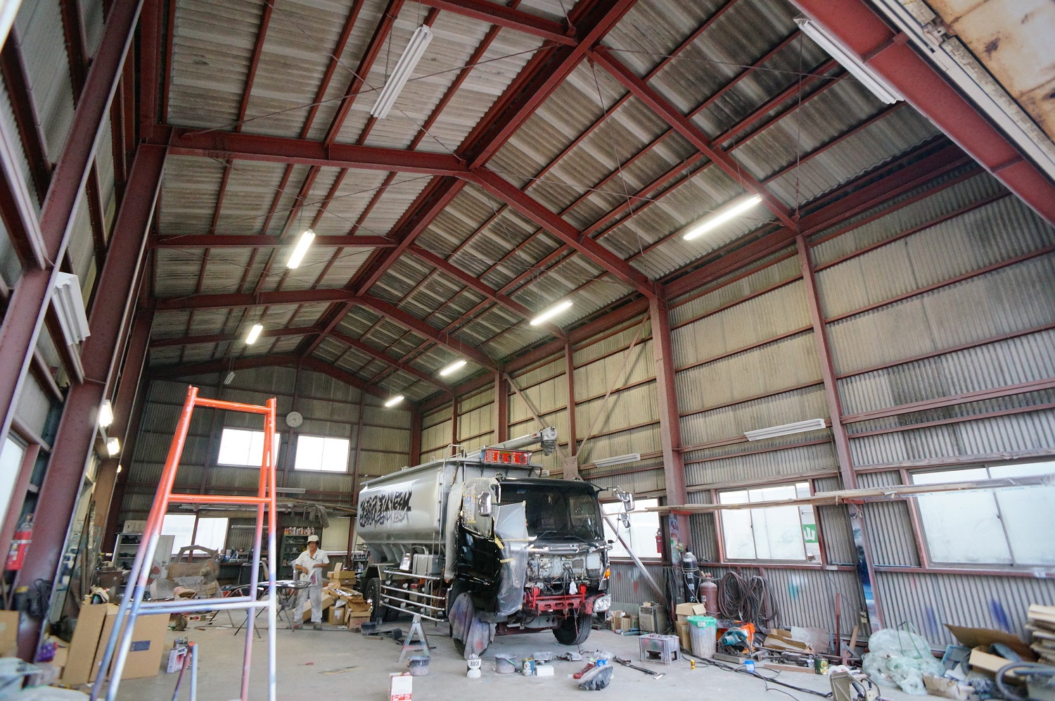 工場内：鴨川自動車工業所