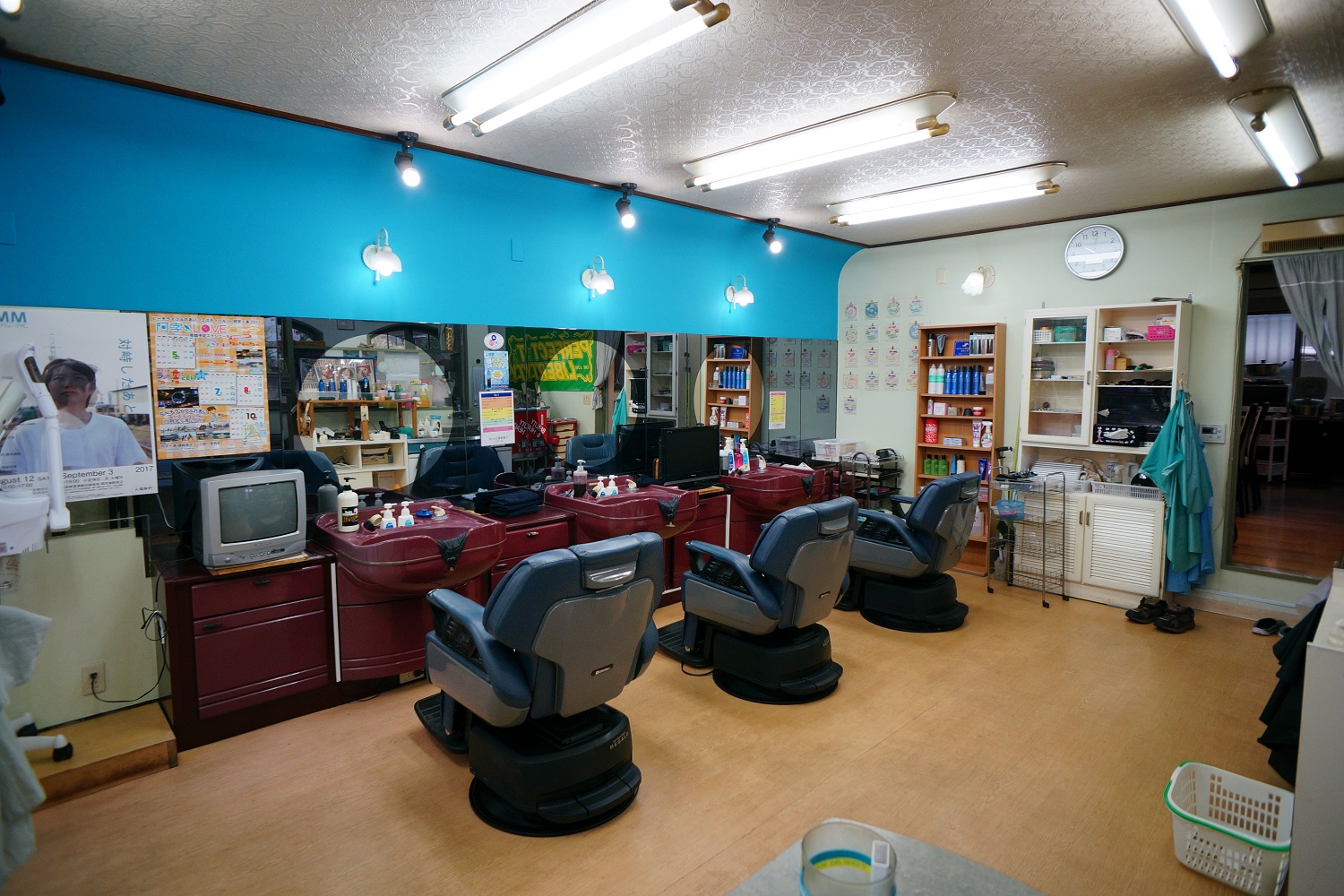 店内1：しらと理容室